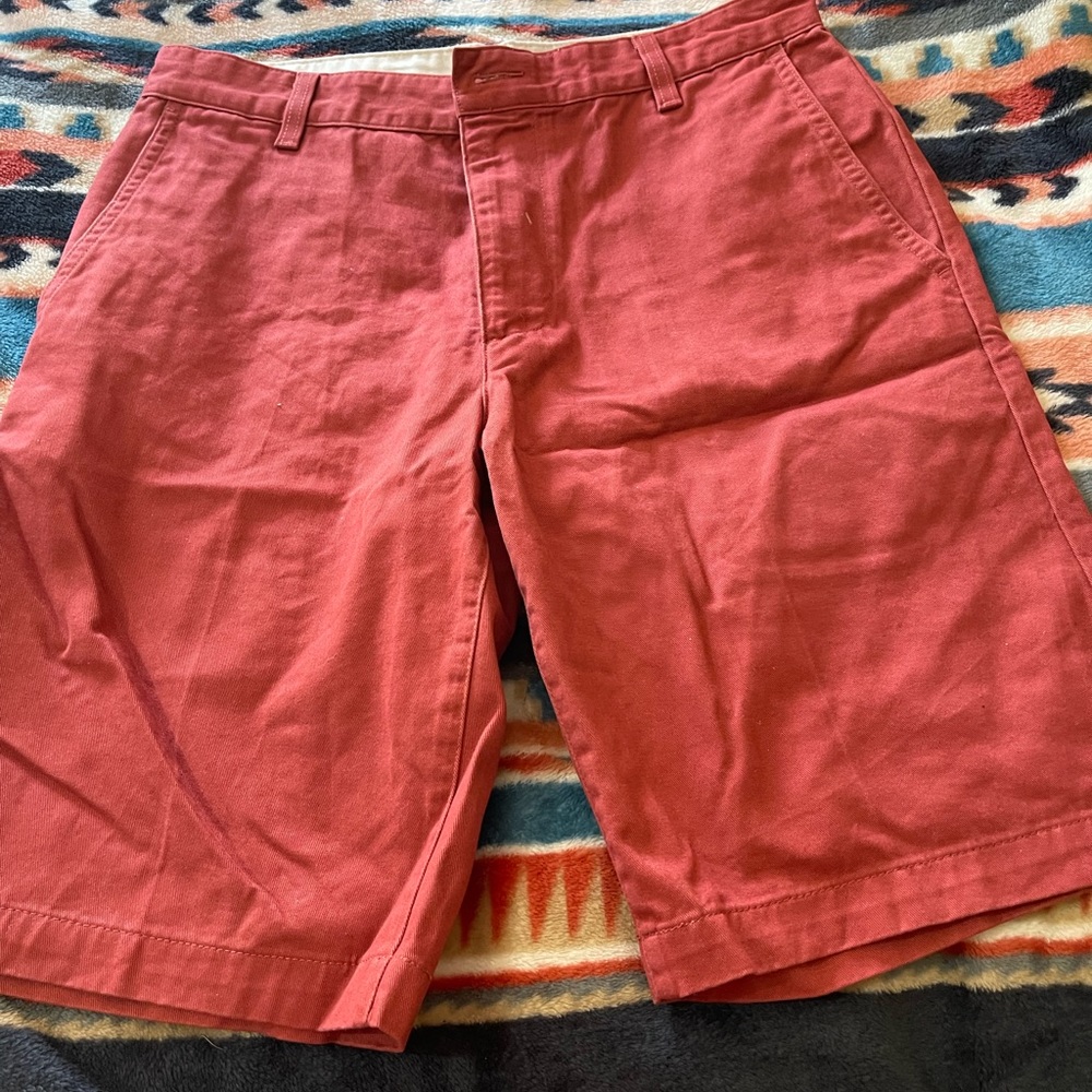 Es un shorts usado de hombre